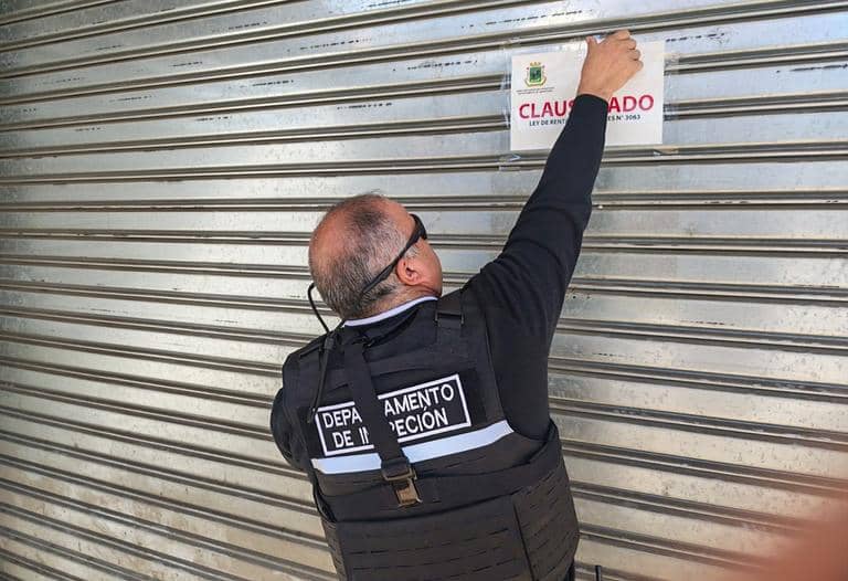 Tribunal declara admisible querella por detención ilegal y actos vejatorios tras clausura de salones de juego en Curicó