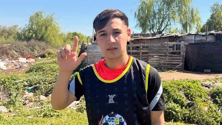 Joven curicano busca apoyo de la comunidad para probarse en el fútbol europeo