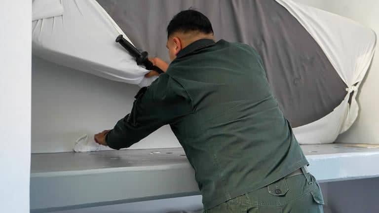 Decomisan armas y licor artesanal tras allanamientos masivos en recintos penitenciarios del Maule