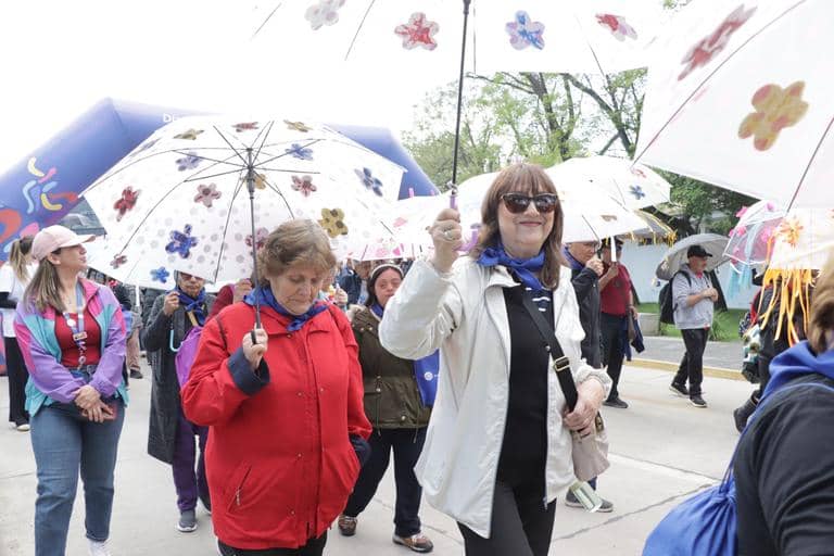 Caminata de Paraguas de Personas Mayores congregó a más de 600 asistentes en Talca