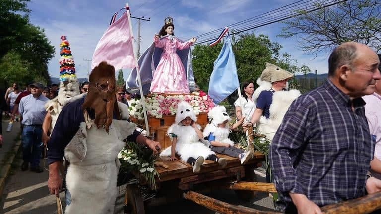 Conmemoran 15 años del Baile de los Negros de Lora como Tesoro Humano Vivo en masiva festividad religiosa