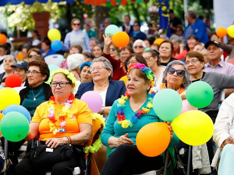 Adultos mayores celebran la primavera y el compañerismo con colorida fiesta en la Alameda de Curicó