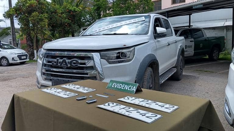 Dos detenidos en Curicó: Recuperan vehículos robados en la capital que circulaban con patentes clonadas