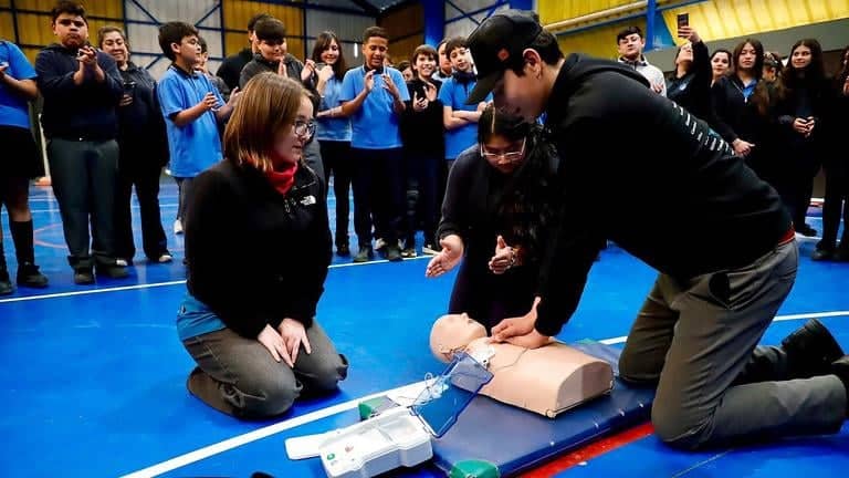 Licantén avanza para convertirse en una comuna cardioprotegida mediante alianza con la Universidad Católica del Maule