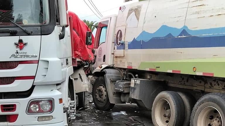 Fuerte colisión entre dos camiones deja a un conductor lesionado en Sagrada Familia