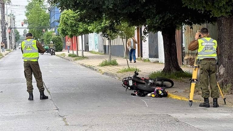 Motociclista se encuentra en riesgo vital tras violenta colisión en Curicó