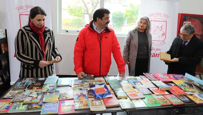 Corte de Apelaciones de Talca realiza donación de libros a la Biblioteca Municipal de Licantén