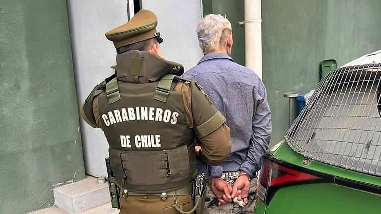 Extranjero es detenido tras intentar robar vehículo a un adulto mayor y atacar a carabinero