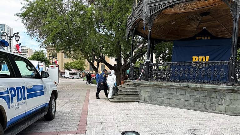 Hallan sin vida a hombre en situación de calle en la Plaza de Armas de Talca