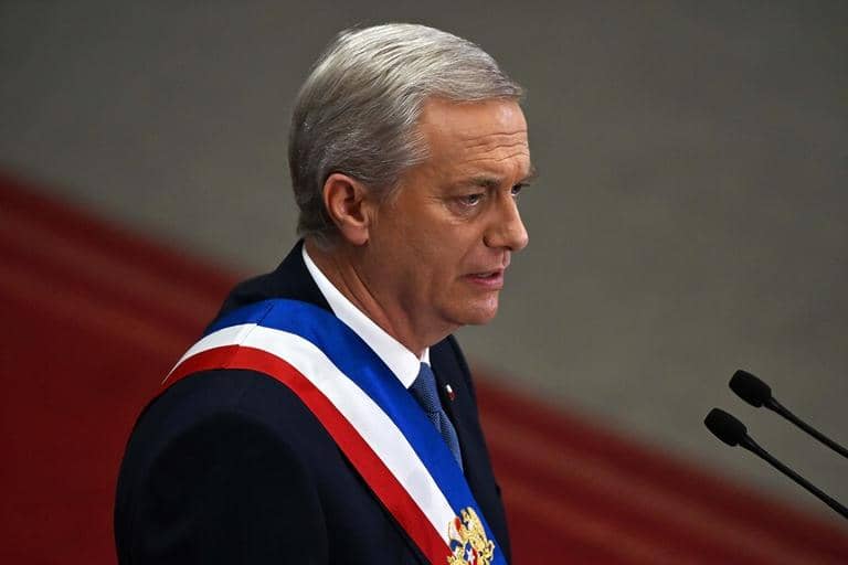 Encuesta Criteria: Aprobación de Kast cae al 27% y 76% rechaza recortes a beneficios sociales