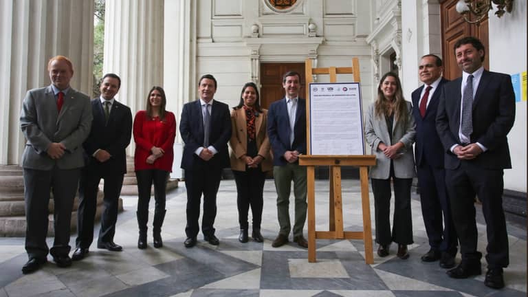 Oficialismo firma pacto contra la violencia en conmemoración del 18-O