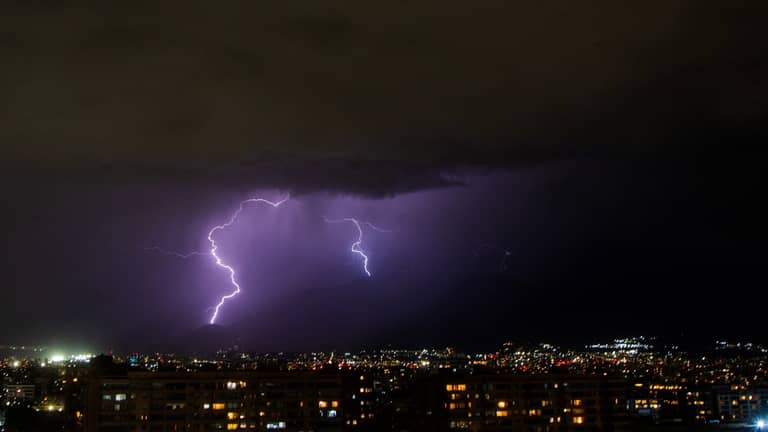 Tormentas eléctricas regresan este domingo a cuatro regiones del país