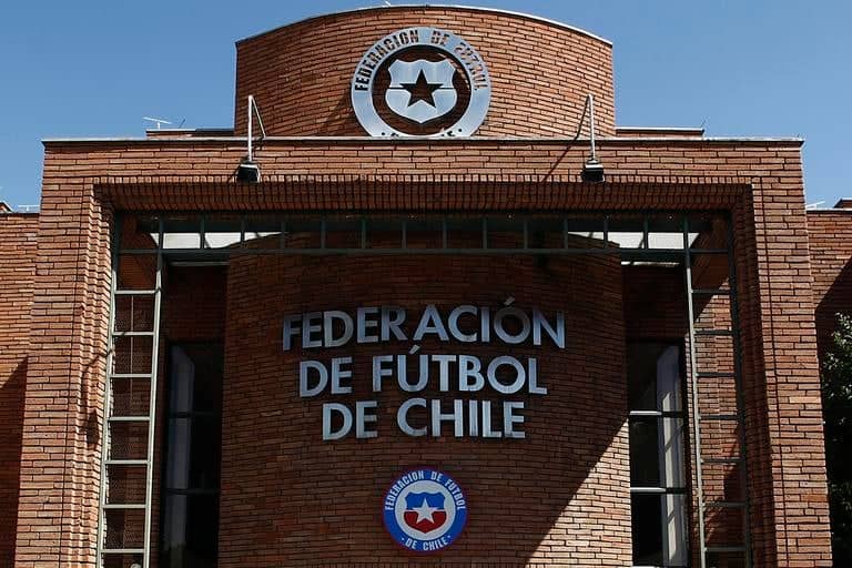 Municipio de Peñalolén clausura sede de la ANFP por irregularidades y deuda millonaria
