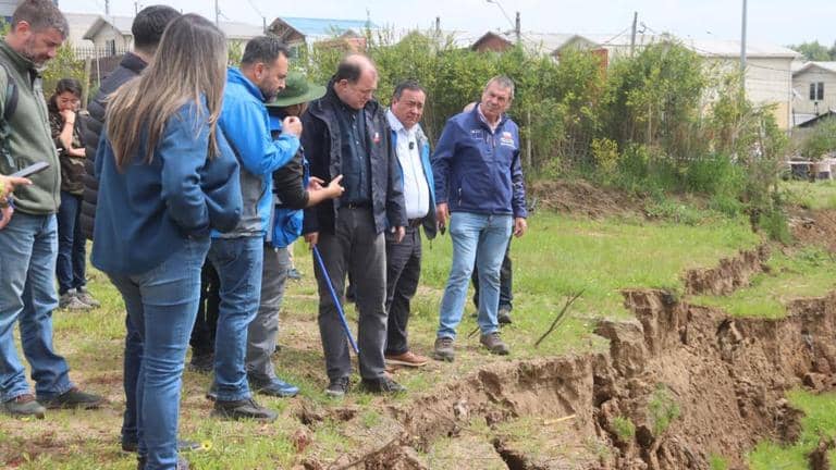 Ministro Poduje ordena relocalización de 40 familias en Arauco por graves riesgos en sus viviendas