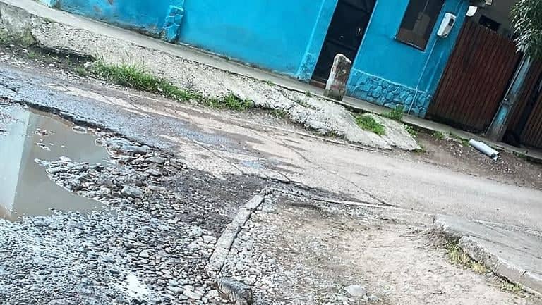 Vecinos y usuarios denuncian deplorable estado de las calles aledañas al consultorio Los Aromos