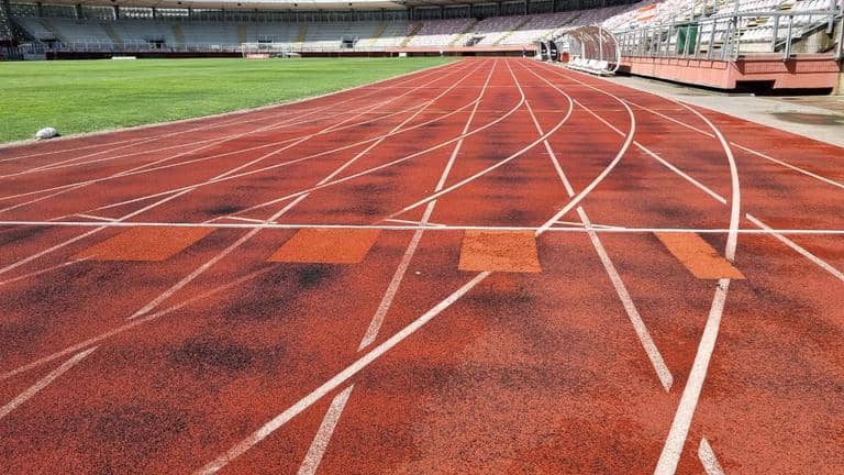 ¿Recapado o recambio total?: Evalúan el futuro de la deteriorada carpeta atlética en Curicó