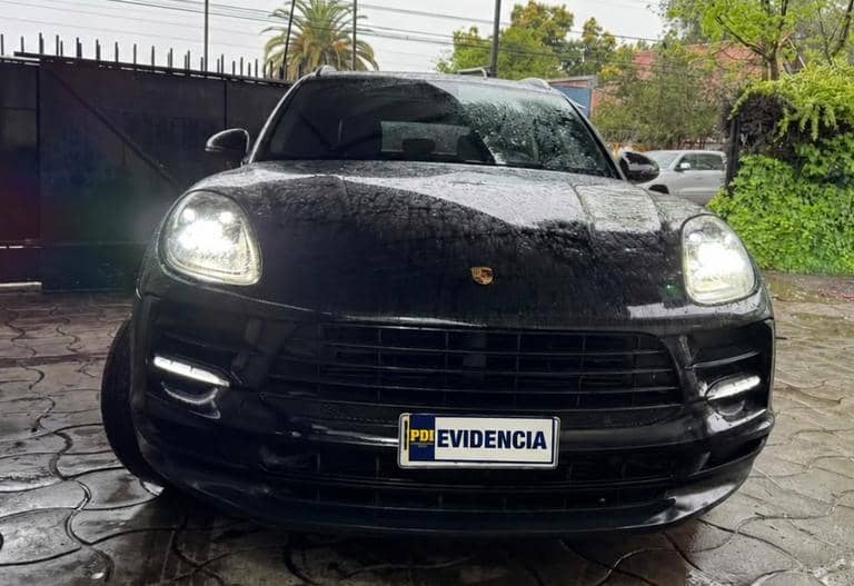 PDI detiene a tres sujetos en Sarmiento y recupera automóvil de lujo robado en la Región Metropolitana