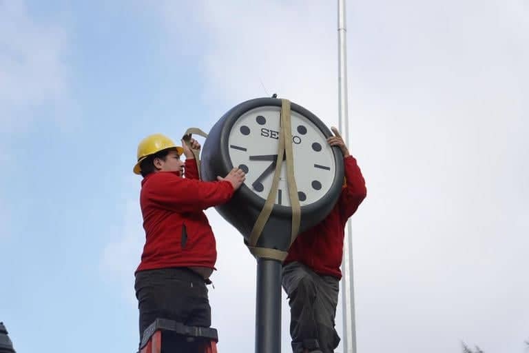 A 40 años de su instalación: Histórico reloj Seiko de Curicó continúa guardado en una bodega municipal a la espera de su reparación