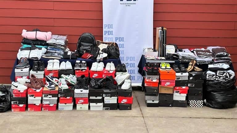 PDI decomisa ropa y zapatillas falsificadas en dos locales del centro de Curicó