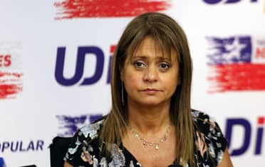 Jacqueline Van Rysselberghe es sorprendida en la cama y tomando vino durante sesión del Senado online