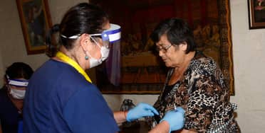 Salud Municipal de Curicó vacuna a domicilio a adultos mayores de 80 años
