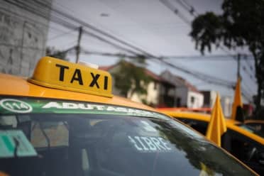 Conductor de radio taxi es asaltado en camino a Sarmiento