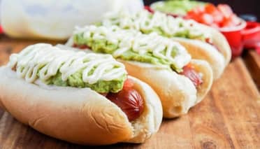 Este lunes se celebra el "Día del Completo": la historia del plato que encanta a Chile