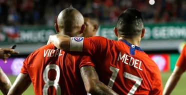 Arturo Vidal y Gary Medel donaron un millón de mascarillas a la Cruz Roja