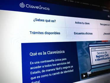 Alertan por estafa de sujetos que piden Clave Única para cobrar bonos del gobierno en Escuela Isla de Marchant de Curicó