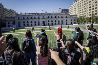 Carabineros interpone una denuncia contra el colectivo Las Tesis por "incitación a la violencia y al odio" contra la institución