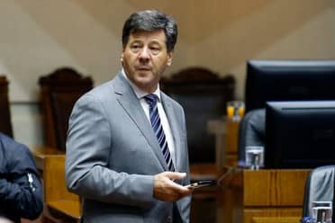 Senador Castro de RN afirma tener definido su voto sobre el retiro de fondos previsionales y dice que "no aceptará presiones de nadie"