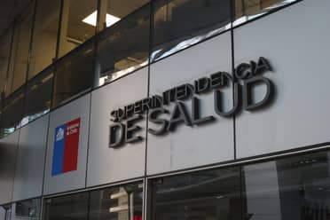 Superintendencia de Salud asegura estar en conversaciones con Isapres para congelar alza de planes por todo el año