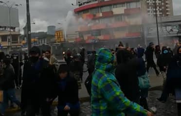 Carabineros dispersa manifestación de comuneros Mapuche en apoyo a huelguistas en Temuco