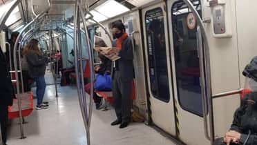 Usuaria de Twitter fotografió al ministro Briones usando el Metro camino al trabajo