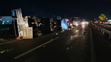 Dos lesionados tras volcamiento de camión con carga frente a Curicó
