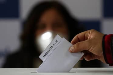 Persona fue detenida tras ser sorprendida llevándose "accidentalmente" su voto a casa