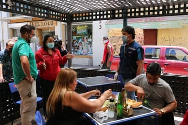 Seremi de Salud del Maule fiscalizó cocinerías de calle Mónica Donoso en Curicó