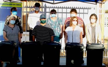 Vecinos de Villa Víctor Domingo Silva en Curicó recibieron contenedores para basura