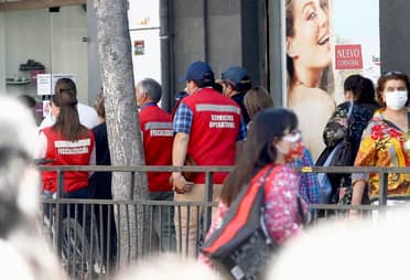 Inspectores municipales de Curicó realizan fiscalizaciones en el sector céntrico a días de Navidad