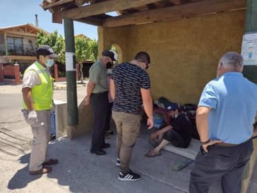 Dan con familiares de persona en situación de calle que pernoctaba en paradero de Sagrada Familia