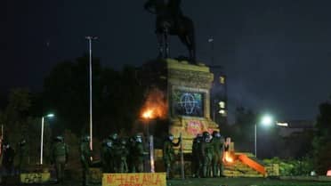 Incendio a monumento de general Baquedano: Ejército califica de "cobardes desadaptados" a quienes fueron partícipes