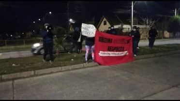 Manifestantes realizaron funa a ex carabinero de Curicó imputado por agresión a Fabiola Campillai
