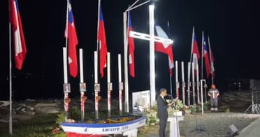 Familiares y autoridades de Constitución recuerdan a víctimas del 27F con ceremonia en Isla Orrego