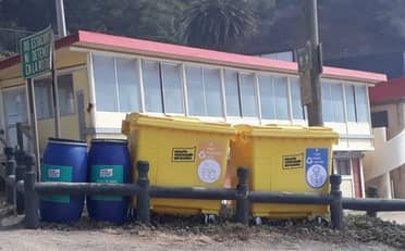 Municipio de Vichuquén instaló contenedores en punto de reciclaje en Llico