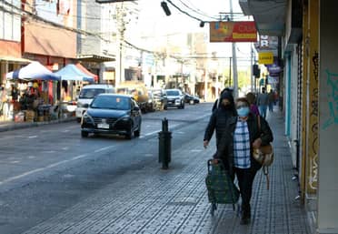 Calle Prat de Curicó fue reabierta al tránsito vehicular y comerciantes ambulantes son reubicados
