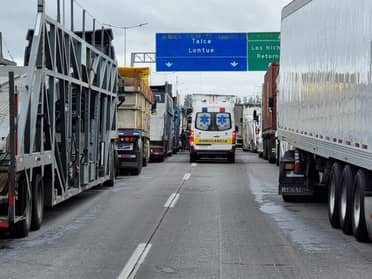 Camioneros realizan corte total de la Ruta 5 frente a Curicó