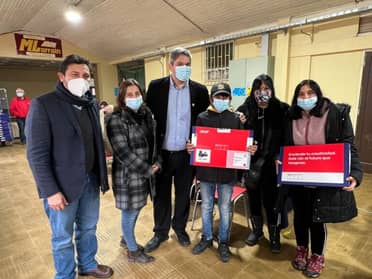 Estudiantes de Hualañé recibieron notebooks gracias a programa de gobierno "Becas TIC"
