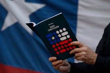 Cadem: Apruebo continúa a la baja y llega al 37%, mientras el Rechazo aumenta al 46%