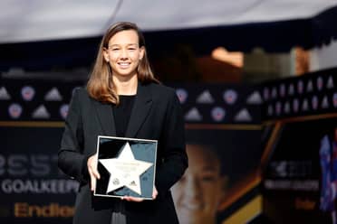 Christiane Endler ya tiene su estrella en el Paseo de la Fama del fútbol chileno
