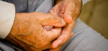 Denuncian a Carabineros e inspectores municipales de Curicó por no ayudar a adulto mayor extraviado en la calle